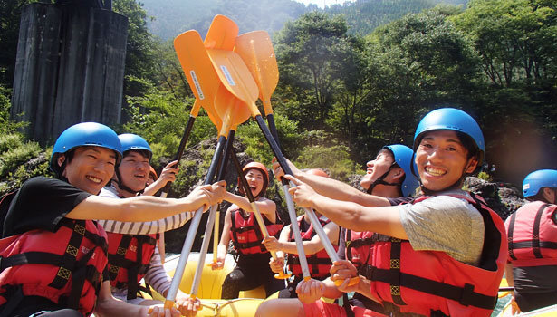 Corporate training in rafting